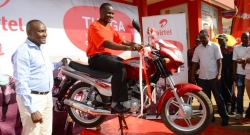 Airtel Rwanda-Umucuruzi Ngoboka Methode watomboye imodoka umwaka ushize,niwe watsindiye moto ya kabiri