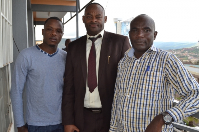 Jean Claude Habiyakare(iburyo), Kigame Petero(hagati), na Twizeyimana, barimo bafatanya gutunganya 'Rwanda True Strory'