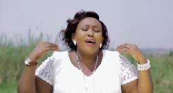 Mutesi Grace yinjiye mu buhanzi ashima Imana ko umugabo we Pastor Emma Ntambara yakize SIDA-VIDEO