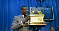 Apotre Gitwaza yazanye muri Zion Temple isanduku y’Imana ikozwe muri zahabu”umugisha ku Rwanda”