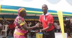 Huye: Airtel Rwanda yatanze ubwisungane mu kwivuza ku bantu 500 batishoboye