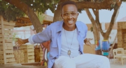 Jean Luc Ishimwe yashyize hanze amashusho ya ‘Nimpagera’ impano ku bari kure y'abakunzi babo-VIDEO
