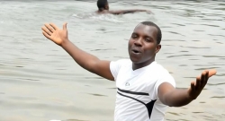 Umuhanzi Ildephonde Ready ukomoka i Burundi yashyize hanze amashusho y’indirimbo ‘Akayaga’-VIDEO