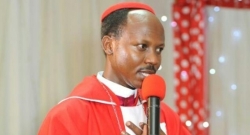 URUKUNDO: Bishop Papias yagaragaje inkingi 7 zafasha umusore kurambagiza umukobwa bazubakana urugo