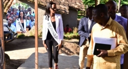 Rutsiro: Miss Rwanda 2017 yatangiye urugendo rw’icyumweru mu ntara yiyamamarijemo-AMAFOTO