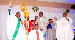 Kuki Bishop Olive Murekatete yimitswe wenyine, abamwungirije n’umugabo we AIP Bernard ntibimikwe? 