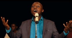 Aime Uwimana yashyize hanze amashusho ya ‘Arankunda’ yibutsa abantu urukundo Yesu yabakunze-VIDEO