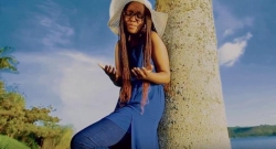 Dorcas yashyize hanze amashusho ya ‘My Hero’ yahimbiye umubyeyi we uherutse kwitaba Imana-VIDEO