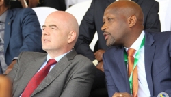 Inkomoko y'ifoto ya Nzamwita Vincent de Gaule ateruye Gianni Infantino uyobora FIFA