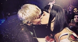 Miley Cyrus yahishuye uburyo yishimiye kuba Katy Perry yaramuhimbiye indirimbo ‘I kissed a girl’ 