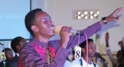 AMAFOTO: Bosco Nshuti yatunguwe cyane mu gitaramo cye cya mbere yahuriyemo na Dominic Nic na korali Silowamu