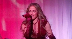 Jennifer Lopez yagaragaye mu myenda yerekana ibice bye by’ibanga mu gitaramo yakoreye i Las Vegas-AMAFOTO