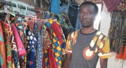 VIDEO: Sunday Justin watangije 'Igitenge Fashion Style' asanga abanyamahanga barusha abanyarwanda gukunda ibyakorewe mu Rwanda