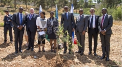 Perezida Kagame yasuye Israel atera igiti mu mujyi wa Yeruzalemu