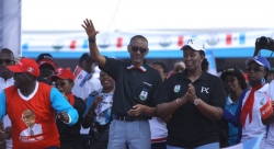 MU MAFOTO 100: Perezida Kagame yiyamamarije i Rulindo n'i Nyamirambo yakirwa n'imbaga y'abaturage