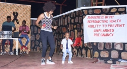 RWAMAGANA: Oda Paccy yataramiye abanyeshuri bo mu ‘Agahozo Sharom’ abaganiriza ku kwirinda inda zitateguwe na SIDA–AMAFOTO