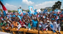 VIDEO: Reba ibyishimo bikomeye abaturage b’ i Rutsiro n’i Karongi bakiranye Paul Kagame