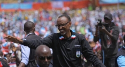 MU MAFOTO 100: Paul Kagame yiyamamarije muri Burera na Gakenke-AMAFOTO