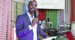 KIGALI:Pastor Bosco yahanganye na dayimoni yatezaga umugore kurya akadobo k’amakara-VIDEO