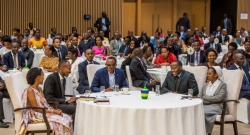 MU MAFOTO 100: Perezida Kagame n'abandi bayobozi bakuru hamwe n'abanyamadini bahuriye hamwe bashima Imana