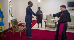 Aba Ambasaderi 11 bashyikirije Perezida KAGAME impapuro zibemerera guhagararira ibihugu byabo mu Rwanda