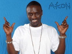 Akon ayoboye urutonde rw’Abahanzi  5 bakomoka muri Afrika bakize cyane