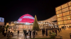 Radisson Blu Hotel & Convention Center yacanye igiti cya mbere cya Noheli kirekire cyane mu Rwanda-AMAFOTO