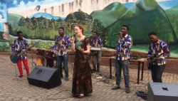 Umunyamerikakazi Jessica Friberg yakoranye indirimbo na Africa Bora band na korali Deaf y'abafite ubumuga bwo kutavuga-VIDEO