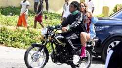 Amafoto ya Jay-Z atwaye Beyoncé kuri moto batambagira umujyi yakuruye impaka