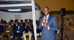 Minisitiri Kaboneka yasabye abanyamakuru kutarebera abapfobya amateka y’u Rwanda bifashishije imbuga nkoranyambaga