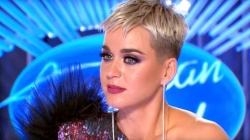 Katy Perry yaciye ipantalo yari yambaye yereka abafana 