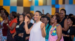 MU MAFOTO:Women Foundation Ministries batangiye igiterane '7 days of worship' bahemburwa na Apotre Apollinaire
