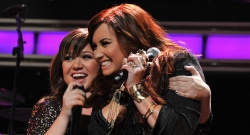 WARI UZI KO: Demi Lovato ni umufana wa Kelly Clarkson ku buryo azi indirimbo ze zose mu mutwe