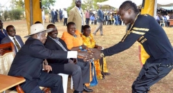 Jose Chameleone yatakambye yandikira Perezida Museveni asabira imbabazi Bobi Wine