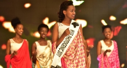 Miss Umutesi Nadia wegukanye ikamba ry'umukobwa uberwa n'amafoto muri Miss Rwanda 2017 yapfushije umubyeyi