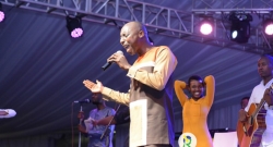 Aime Uwimana (Bishop w'abahanzi) yakuriwe ingofero mu gitaramo cy'amateka atazibagirana-AMAFOTO+VIDEO