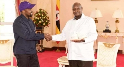 Kanye West [Ye] yahaye Perezida Museveni inkweto nawe amugabira inka 10-AMAFOTO