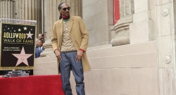 Snoop Dogg yishimiye we ubwe ubwo yahabwaga inyenyeri muri Hollywood Walk of Fame