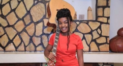 Cecile Kayirebwa yanyuzwe n’inganzo ya Clarisse Karasira