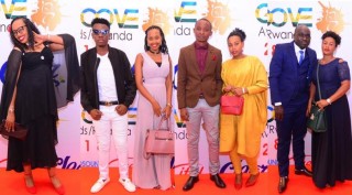MU MAFOTO: Ni nde wari wambaye neza mu batambutse kuri 'Red Carpet' mu birori bya Groove Awards Rwanda 2018