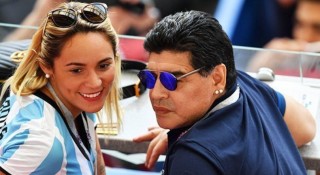 Diego Maradona wakanyujijeho muri Argentine yatandukanye n’umukunzi we wamusohoye mu nzu