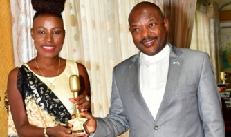 BURUNDI: Natacha ufite igihembo aherutse kwegukana muri Hipipo Awards yakiriwe mu biro na Perezida Nkurunziza Peter-AMAFOTO