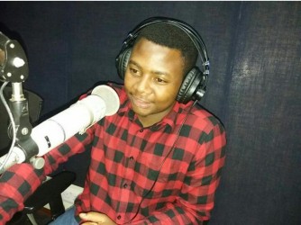  Jado Max wamamaye kuri Flash FM yerecyeje kuri Kiss FM gutangiza ikiganiro cya siporo