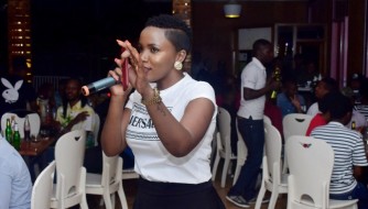 Umuhanzikazi Momo yakoze igitaramo cya Karaoke muri White Club cyitabiriwe n'abantu b’ibyamamare mu Rwanda , Iyi weekend biraba ari ibicika–AMAFOTO