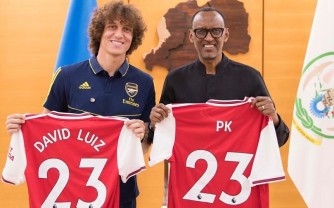 David Luiz yahuye na Perezida Kagame amuha umupira wa Arsenal-AMAFOTO
