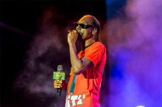 Snoop Dogg afite umukozi umutekera urumogi (Professional blunt Roller) uhembwa miliyoni 47Rwf