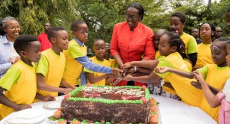 MU MAFOTO 100: Madamu Jeannette Kagame yakiriye abana barenga 200 basangira Noheli n’Ubunani