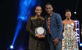 Umunyarwenya Michael Sengazi yashyikirijwe igihembo cya Prix RFI Talent Du Rire 2019