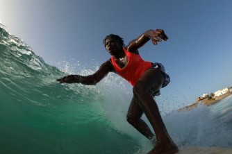 Khadjou Sambe Umunya-Senegal wa mbere w’umukobwa w’umunyamwuga mu mukino wo kugendera ku mazi (Surfing)