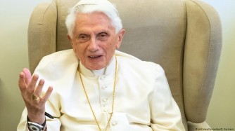 Papa Benedict XVI akomeje guca uduhigo 